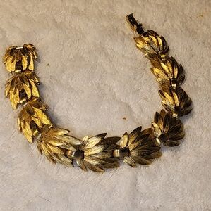 Trifari Gold-Tone Leaf Link Bracelet Elegant Textured Design Vtg